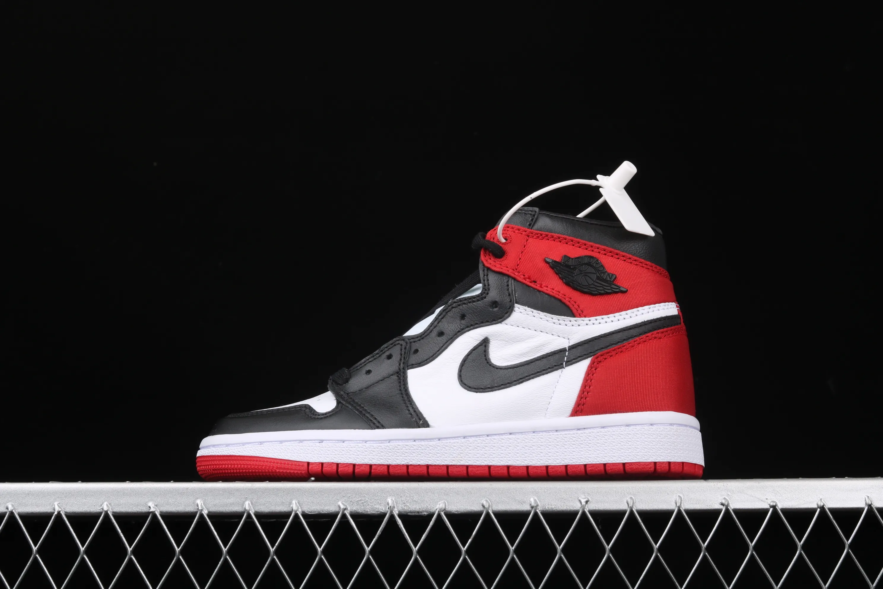 All categories Air Jordan Jordan series basketball shoes Air Jordan 1 High Air Jordan AJ1 Satin WMNS "Black Toe" AJ1 classic replica Joe 1 silk black toe CD0461-016